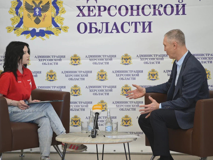 Херсонские подростки из медиашколы берут интервью у крупных чиновников области