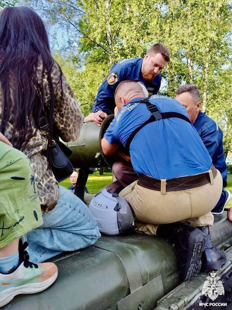 В парке Победы в Твери мальчик застрял в танке: его доставали спасатели