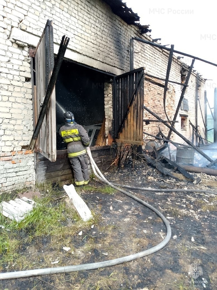 В Жиздре шестеро пожарных тушили брошенный ангар