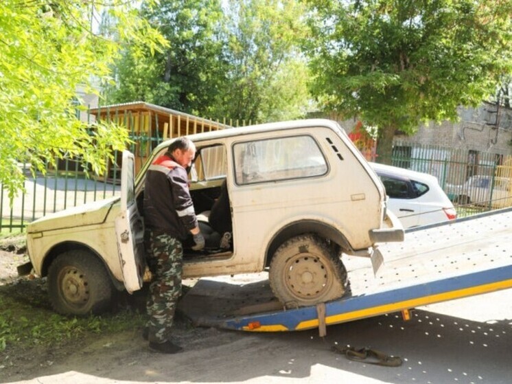 Из тульских дворов эвакуируют брошенные машины