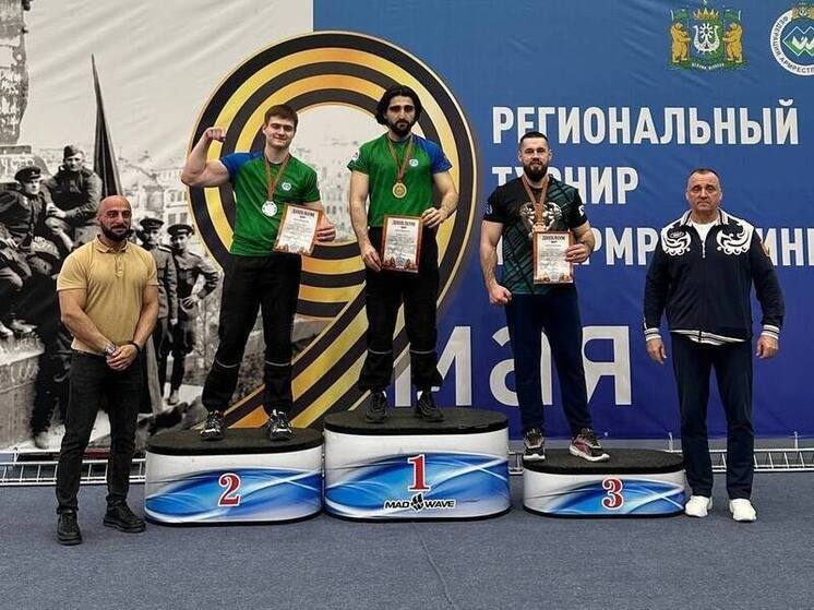 Спортсмены из Салехарда взяли золото и бронзу турнира по армрестлингу в Сургуте