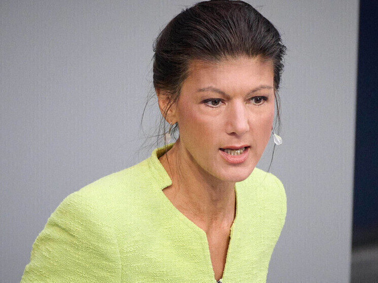 Вагенкнехт: Германия должна отвести войска от границ с Россией ради мира