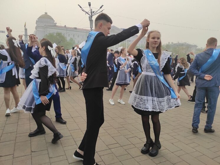 1,5 тысячи выпускников станцевали вальс на «Последнем звонке» в центре Читы