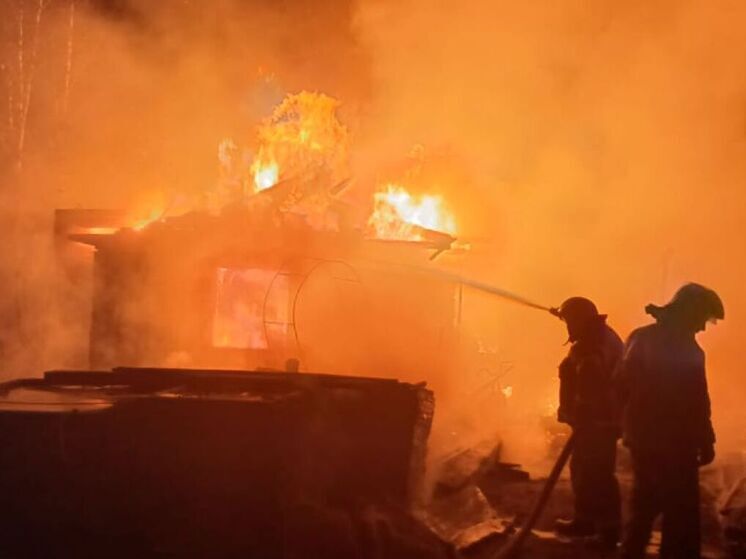 Пожар охватил 125 «квадратов» частного дома и подворья в Алтайском крае