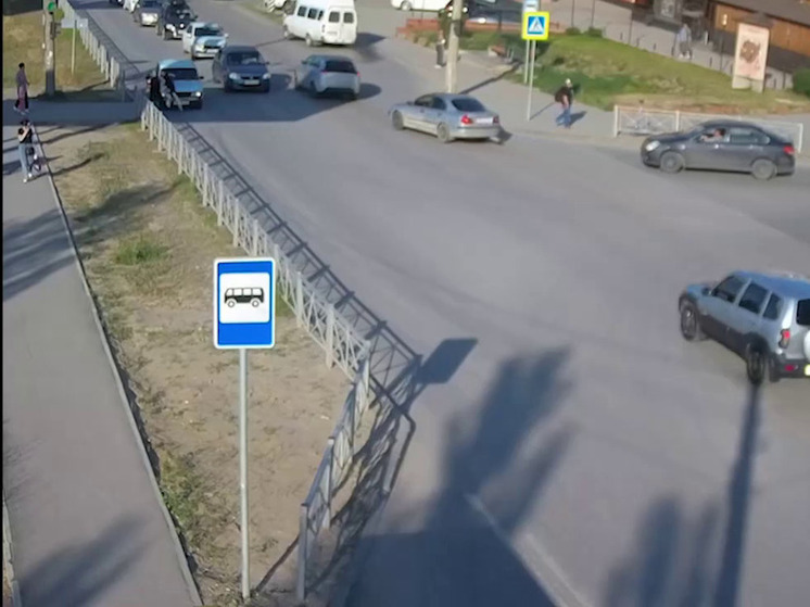 В Волгограде автомобиль ВАЗ-2106 сбил двух молодых девушек на переходе