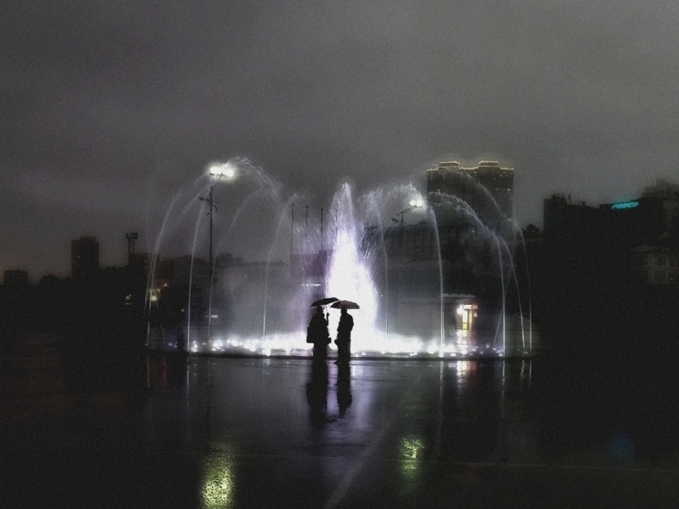 Пешеходный фонтан запустили на центральной площади Владивостока