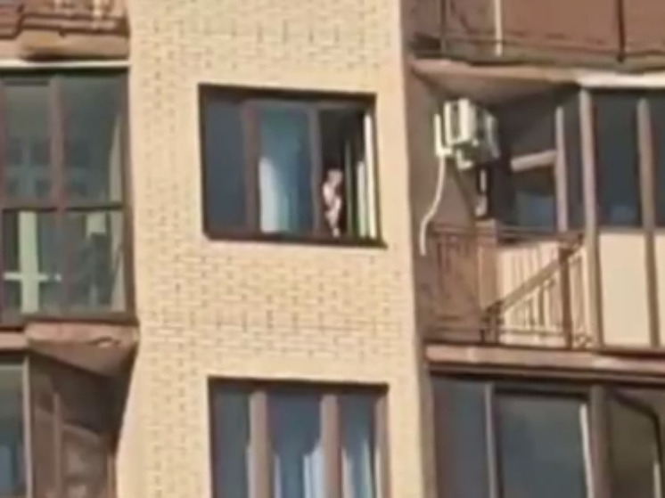 Малыша, замеченного на 17-м этаже высотки, забрали у матери
