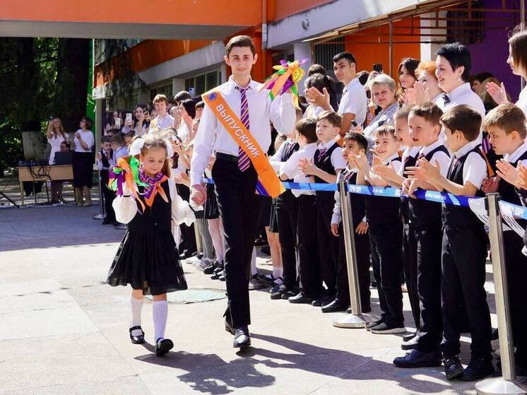 Последний звонок в Сочи прозвучал для 2 350 одиннадцатиклассников