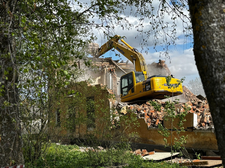 В Великом Новгороде снесли аварийный дом в микрорайоне Кречевицы