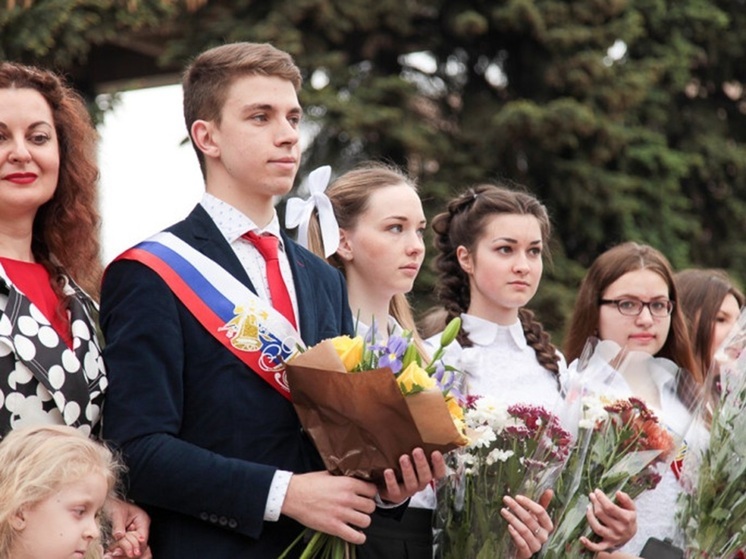 Алексей Эрк и Илья Беспалов поздравили выпускников с Последним звонком