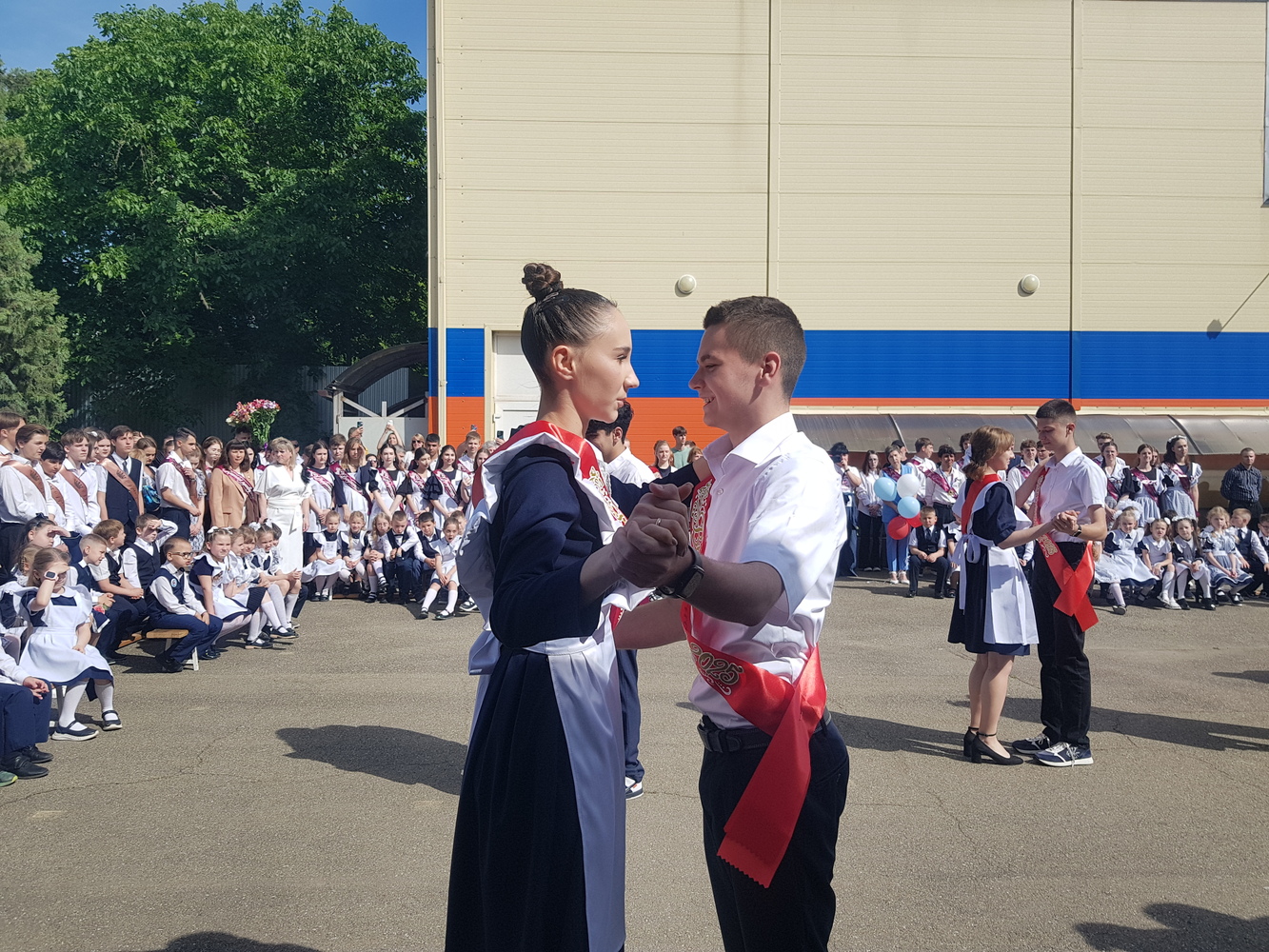 Выпускники и первоклашки, улыбки и слёзы: 16 лучших фото с Последнего звонка в Краснодаре