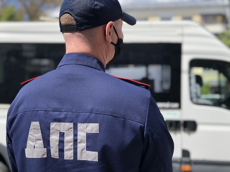 В Туле на улице Ложевой пассажирский автобус врезался в забор
