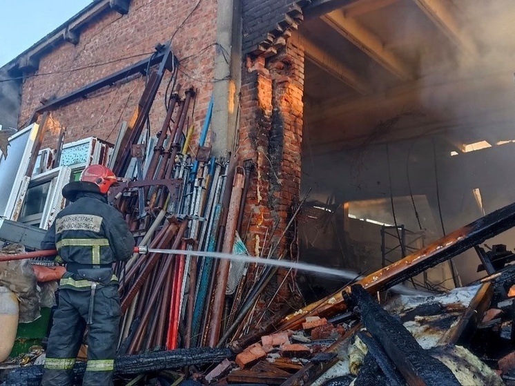 В Кильдинстрое в горящем ангаре взорвался баллон с пропаном