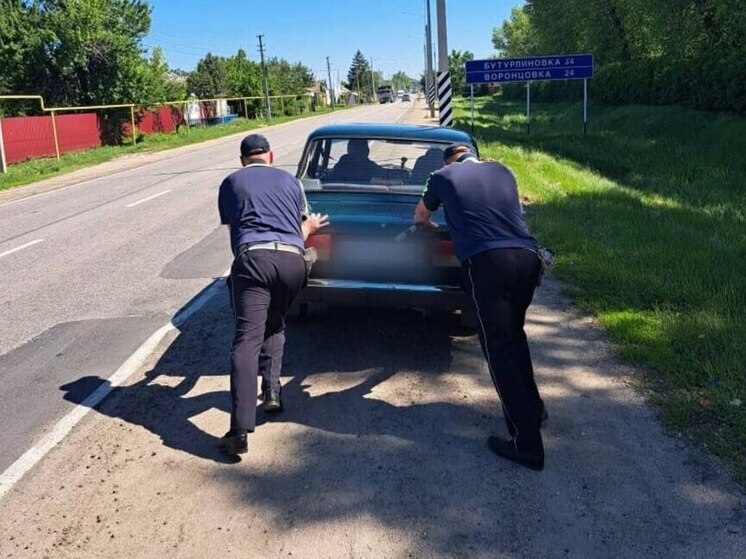 Автоинспекторы помогли водителю в Павловском районе