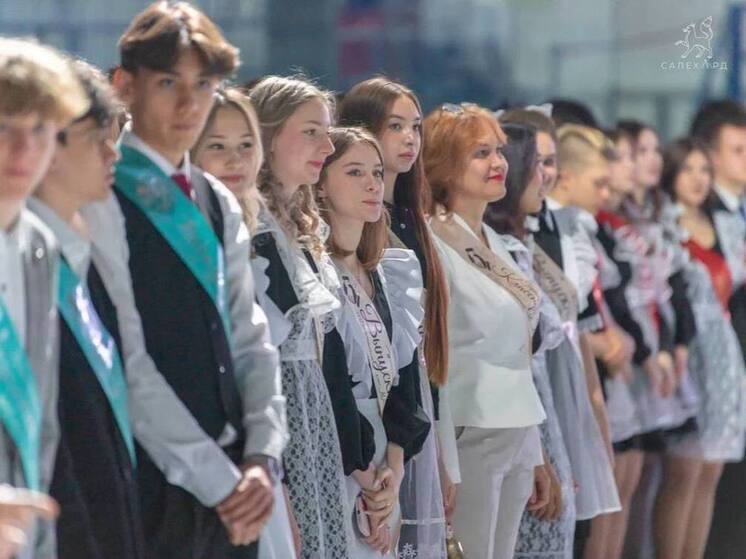 Больше 1000 выпускников простились со школой в Салехарде