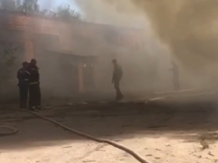 В Каменске-Шахтинском пожарные справились с огнем, охватившим складское здание