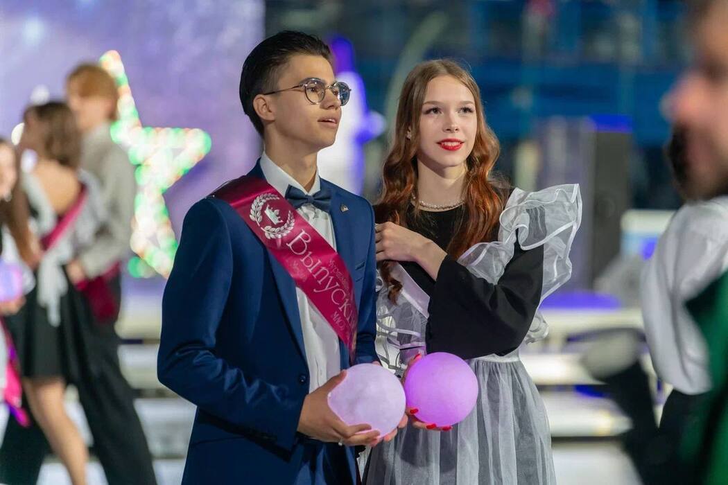 Последний звонок прозвенел для выпускников в ЯНАО: трогательные кадры