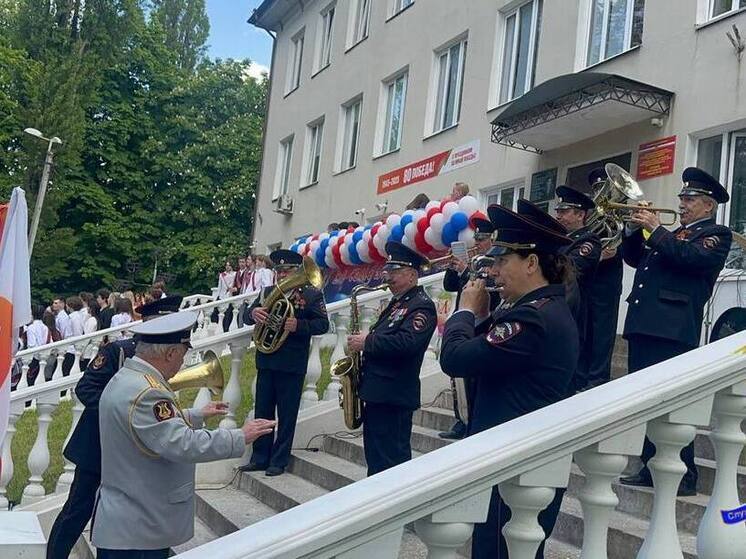 Оркестр Культурного центра УМВД выступил на последнем звонке в школе Калининграда