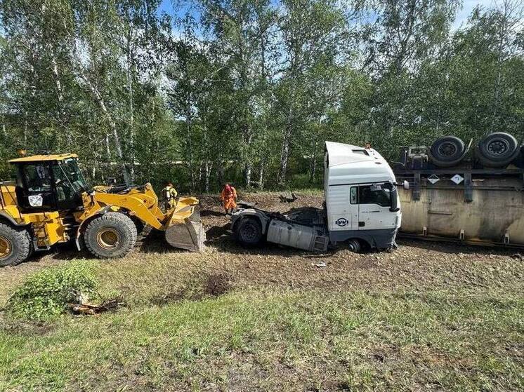 В Вольском районе перевернулся тягач с соляной кислотой