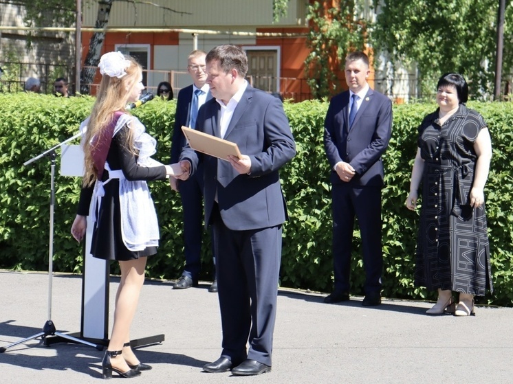 Выпускников Наровчатского района поздравили с последним звонком