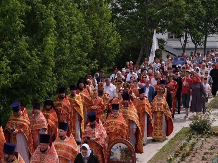 В Астрахани тысячи верующих прошли Крестным ходом в День славянской письменности и культуры