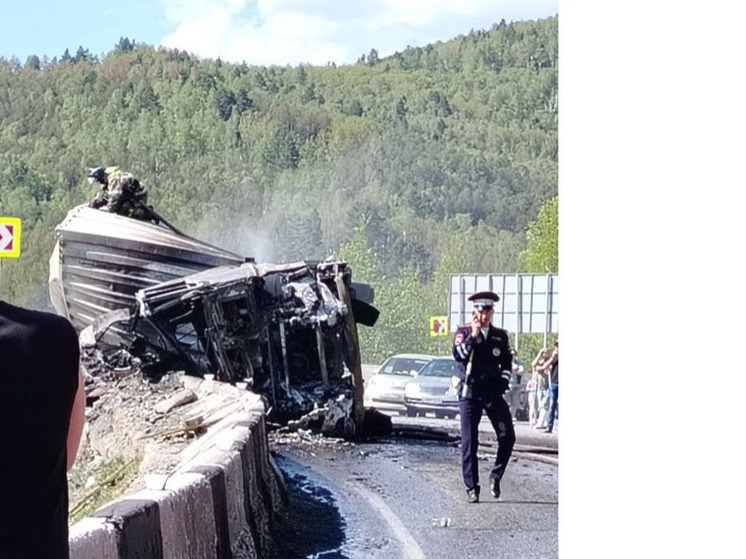 Движение по Култукскому тракту парализовано из-за горящей фуры