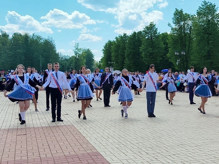 В школах Новгородской области прозвучал последний звонок