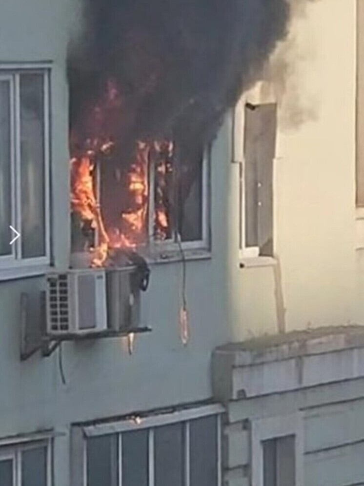 В многоэтажке на Хорошавина в Липецке горит квартира