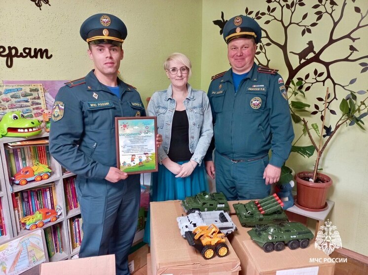 Псковские пожарные приняли участие в благотворительной акции «Игрушка в добрые руки»