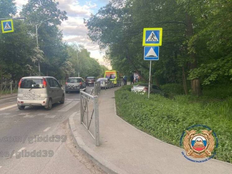В Калининграде водитель снес ограждение и влетел в дерево