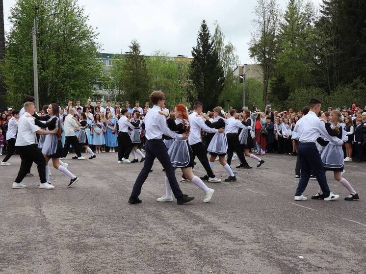 Более 25 тысяч школьников Ленобласти стали выпускниками