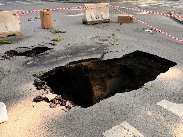 В Ростове-на-Дону огородили провал, в который угодил мусоровоз