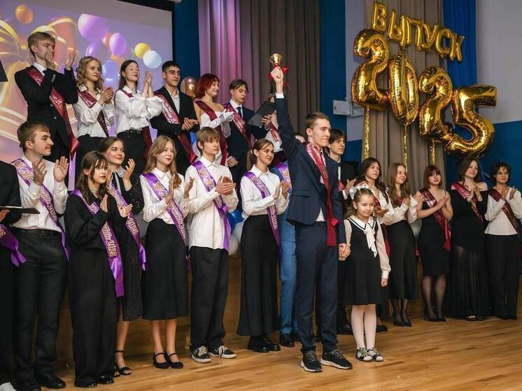 Почти для 4000 мурманских школьников услышали последний звонок