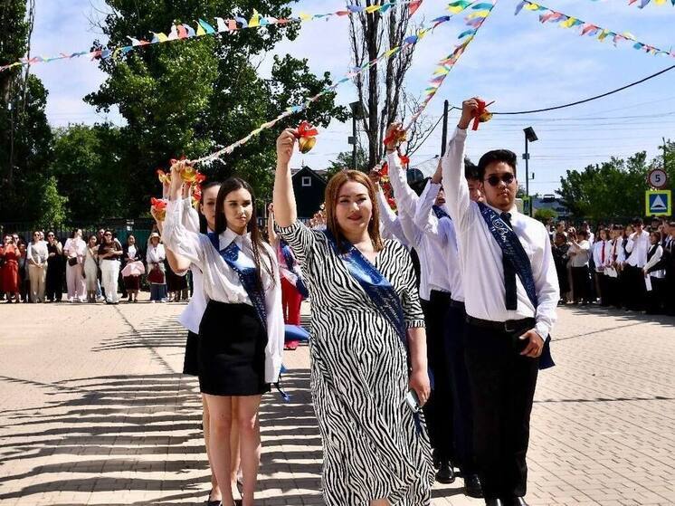 В школах Калмыкии прозвенел последний звонок