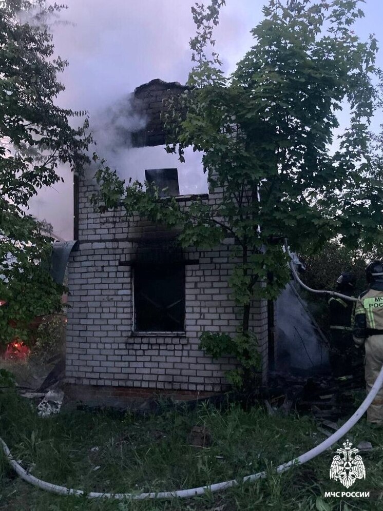 При пожаре в дачном доме в Белгородском районе обрушилась кровля