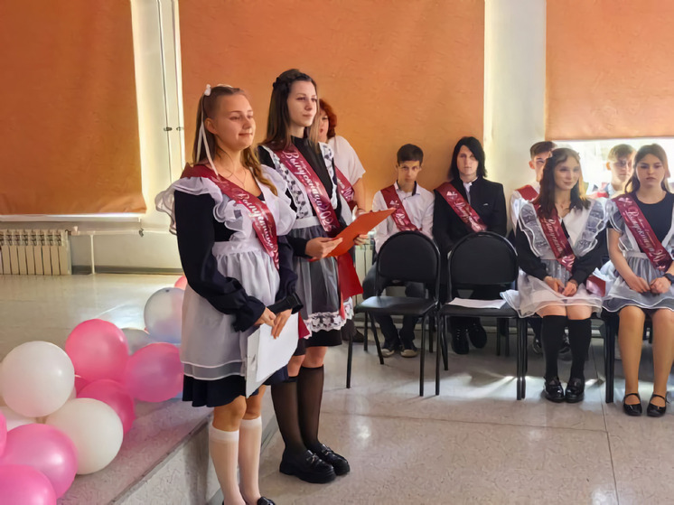 В городе Приморья прозвучал последний звонок для 2,3 тысяч выпускников