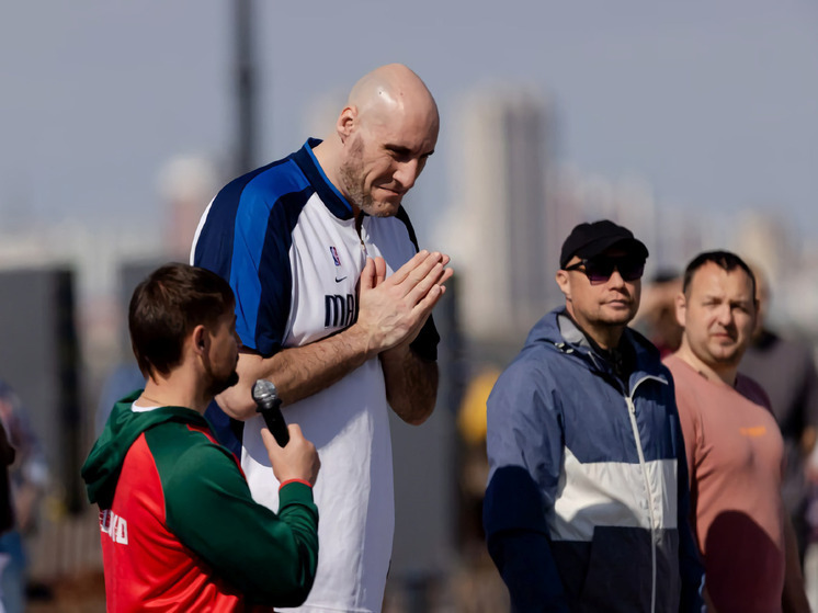 Самый высокий баскетболист страны провел зарядку для амурчан