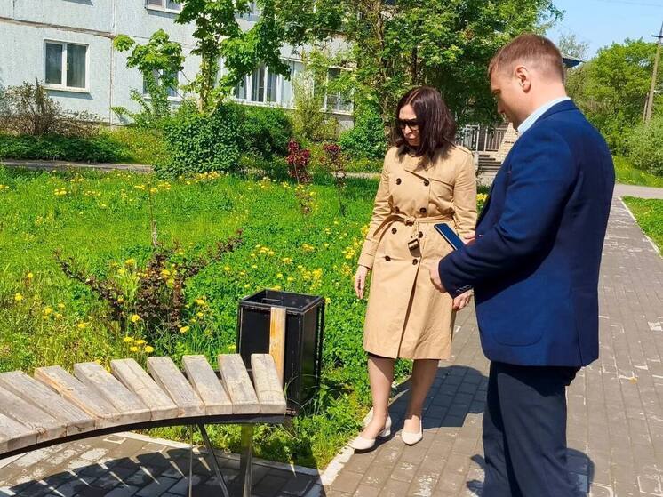 Вандалы сломали скамейки на Тахирова в Старой Руссе