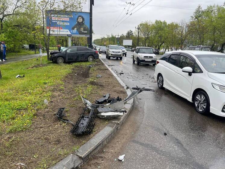 В Хабаровске столкновение двух иномарок травмировало четверых человек