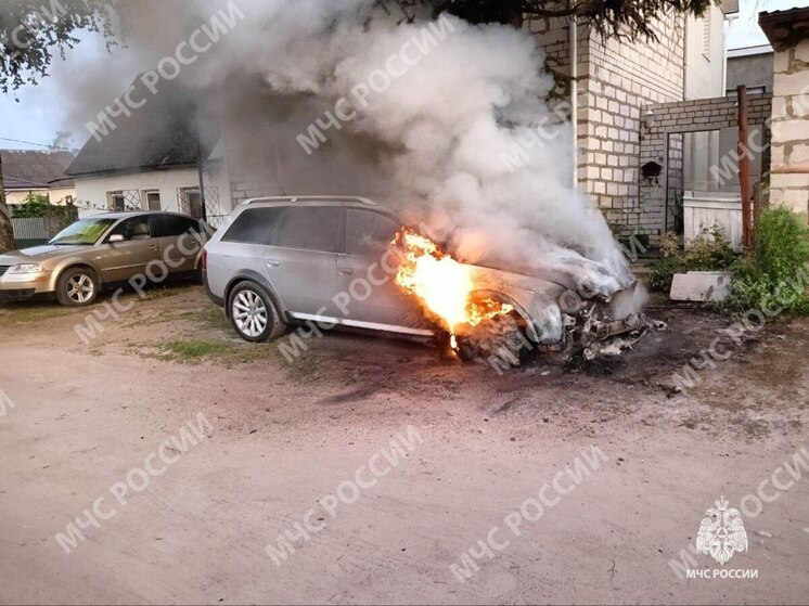 В Брянске на Стахановской сгорел автомобиль