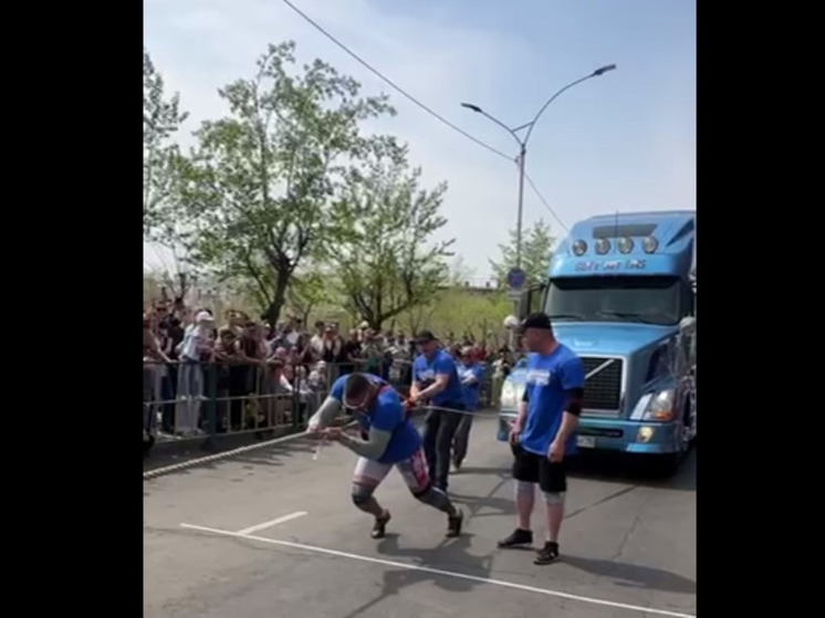 Силачи протащили на себе фуру весом более 8 тонн в День города Читы