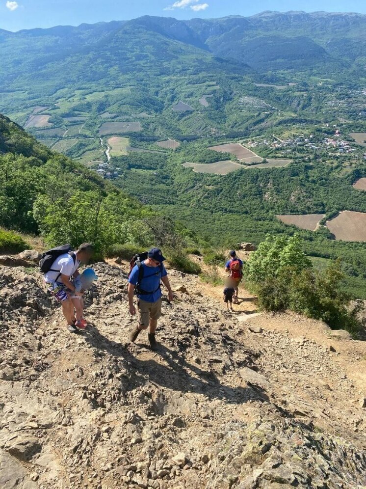В горах Крыма спасли мужчину с двумя детьми