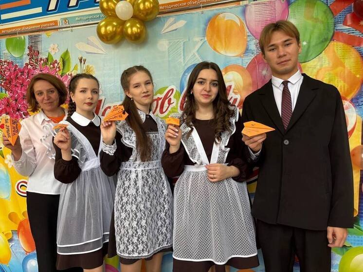 В Канаше первоклассники подарили выпускникам «Самолетики будущего»