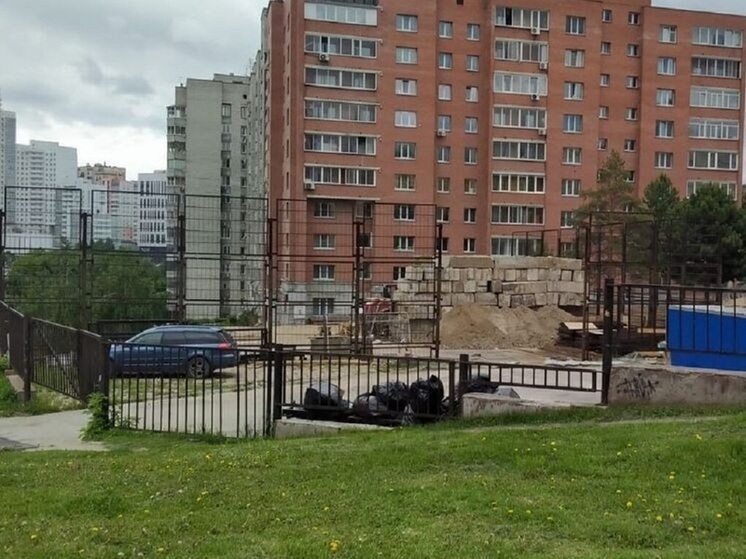 Аварийную подпорную стену у лицея №12 в Новосибирске отремонтируют в течение месяца