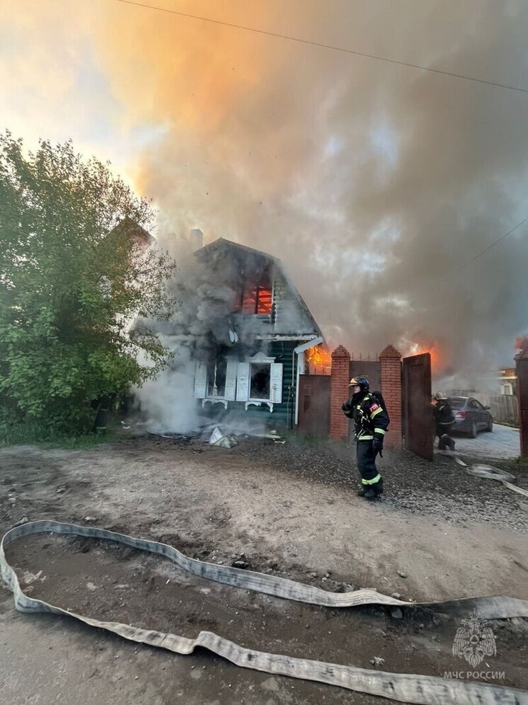 В Омске при пожаре на Воровского удалось спасти автомобиль и здание
