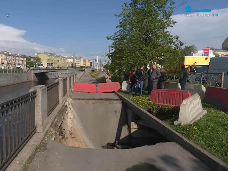 Набережную Обводного канала огородили после обрушения в Петербурге