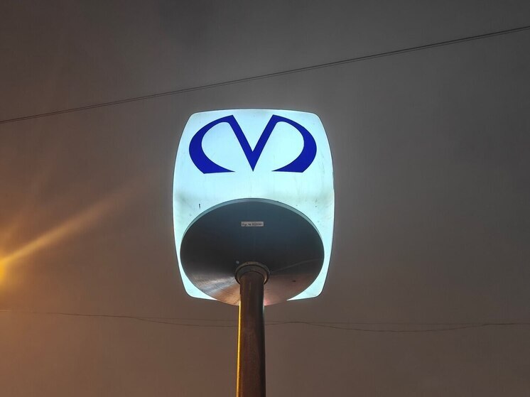 Внутри петербургского метро мужчина начал приставать к юной девочке