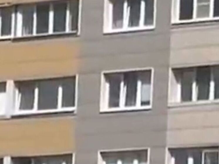В Балашихе неизвестный бросает бутылки из окна многоэтажки