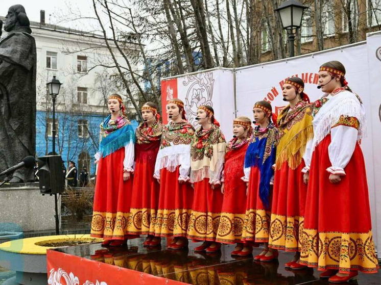 В Мурманске День славянской письменности посвятили 35-летию памятника Первоучителям