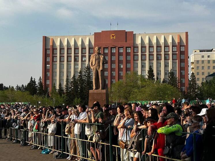 Читинец сделал предложение любимой девушке на площади в День города